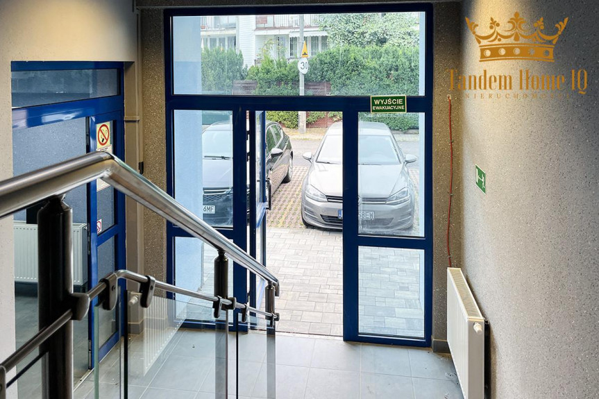 mazowieckie, Warszawa, Targ&oacute;wek, budynek biurowo-handlowy, Praga-Południe, Targ&oacute;wek